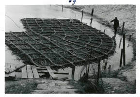 F002325-12 Werkzaamheden verbetering Bovenhaven - IJsseldijk, april 1955. Zinkstuk in de bocht.IJsseldijk is één van de ...