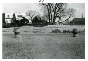 F002325-13 Werkzaamheden verbetering Bovenhaven - IJsseldijk, april 1955. Gedeelte van de nieuwe straat en de garage ...