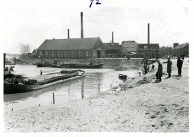 F002325-15 Werkzaamheden verbetering Bovenhaven - IJsseldijk, april 1955. Het zinken van de matten is gereed. Op de ...