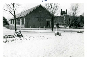 F002325-16 Werkzaamheden verbetering Bovenhaven - IJsseldijk, april 1955. De Engelenbergschool zonder gymzaal, in ...