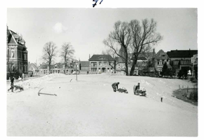 F002325-17 Werkzaamheden verbetering Bovenhaven - IJsseldijk, april 1955. Hier komt de nieuwe straat.De IJsseldijk is ...