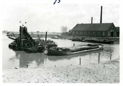 F002325-18 Werkzaamheden verbetering Bovenhaven - IJsseldijk, april 1955. Het uitbaggeren van de Bovenhaven, op de ...