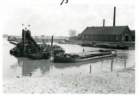 F002325-18 Werkzaamheden verbetering Bovenhaven - IJsseldijk, april 1955. Het uitbaggeren van de Bovenhaven, op de ...