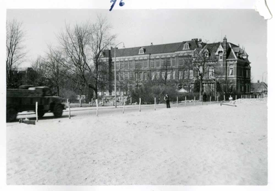 F002325-21 Werkzaamheden verbetering Bovenhaven - IJsseldijk, april 1955. De nieuwe IJsseldijk, kijkend op de lyceum en ...