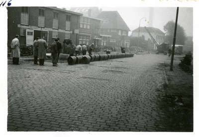 F002325-22 Werkzaamheden verbetering Bovenhaven - IJsseldijk, oktober 1955. Wegwerkzaamheden op de IJsseldijk nabij de ...