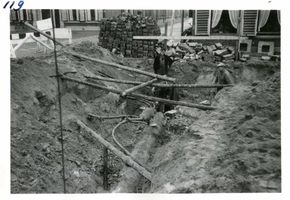F002325-25 Werkzaamheden verbetering Bovenhaven - IJsseldijk, oktober 1955. Diverse leidingen warnet en een oud riool ...