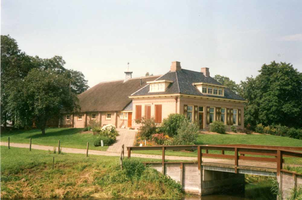 F012213 IJsselmuiden, boerderij aan de Bisschopswetering te Mastenbroek.