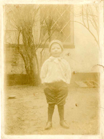 F009502 Uit het fotoalbum van de fam. Berk.Johannes Berk, geboren 4 juli 1897, de foto is ± 1901 in tuin van het ...