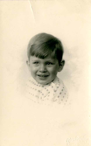 F009503 Uit het fotoalbum van de fam. Berk.Portret van Johan Reinier Berk als kind, geb. 21 nov 1924, overl. 19 mrt 1984.
