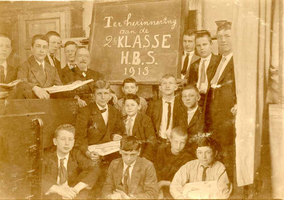 F009504 Uit het fotoalbum van de fam. Berk.J.C. Berk (1900) , 4e van links, ter herinnering aan de 2e klasse H.B.S. 1913.