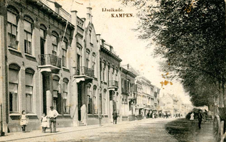 F009506 Uit het fotoalbum van de fam. Berk.De drie Berkhuizen (nr. 34 - 35 - 36) aan de IJsselkade, tussen 1905 en ...