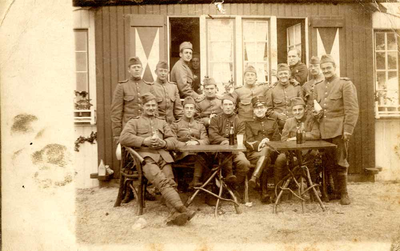 F009511 Uit het fotoalbum van de fam. Berk.Groep poserende soldaten met ergens Johannes Berk, geboren 4 jul 1897.