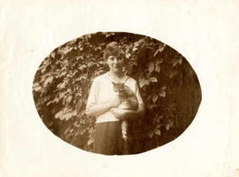 F009508 Uit het fotoalbum van de fam. Berk.Jeanne Waanders in haar verlovingstijd (ca 1922) in de tuin van IJsselkade ...