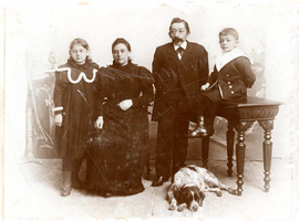 F009519 Uit het fotoalbum van de fam. Berk.Johannes Berk met zijn gezin, v.l.n.r. Catharina Frederika Hillegonda Berk ...