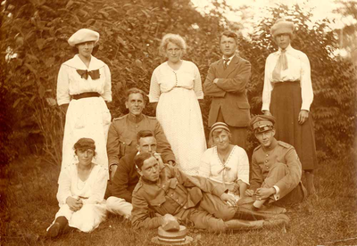 F009520 Uit het fotoalbum van de fam. Berk.Een gezelschapsfoto met o.a. staand geheel rechts Bep Reinders, staand 2e ...