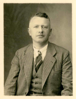 F009521 Uit het fotoalbum van de fam. Berk.Portret van J. Berk (geb. 1897) uit ± 1930.