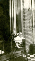 F009522 Uit het fotoalbum van de fam. Berk.J. Berk (geb. 1924) in de kinderstoel.