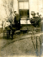 F009523 Uit het fotoalbum van de fam. Berk.Jantje Berk, geboren 1897 en Rein van Nispen Sr. in de tuin van het ...