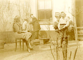 F009524 Uit het fotoalbum van de fam. Berk.Cathrina Berk (geb. 1889) met J. Berk (geb. 1897) en staand rechts Henny ...