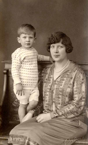 F009526 Uit het fotoalbum van de fam. Berk.Jeane Berk-Waanders, geb. te Batavia op 4 dec. 1901, overl. te Amsterdam op ...