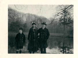 F009529 Uit het fotoalbum van de fam. Berk.Gerie Waanders (geb. 1913) in het Haagse Bos samen met Jeane Berk-Waanders ...