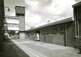 F009534 Uit het fotoalbum van de fam. Berk.De hoofdweg op het fabrieks terrein, op de achtergrond, voorbij de ...