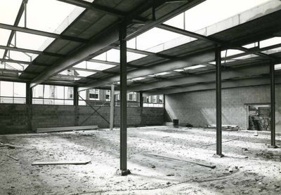 F009536 Uit het fotoalbum van de fam. Berk.De binnenzijde van het nieuwe gebouw afdeling roestvrijstaal aan de Noordweg.