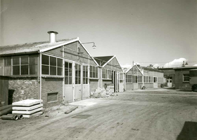 F009535 Uit het fotoalbum van de fam. Berk.De gebouwen van de afdeling roestvrijstaal, op deze plaats stond vroeger de ...