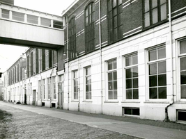 F009545 Uit het fotoalbum van de fam. Berk.Magazijn gebouwen Berk Kampen B.V., op deze foto de hoofdweg met overloop.