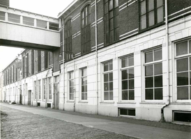 F009544 Uit het fotoalbum van de fam. Berk.Magazijn gebouwen Berk Kampen B.V., op deze foto de hoofdweg met overloop.