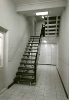 F009541 Uit het fotoalbum van de fam. Berk.Een gang met trap in de kantoren afdeling.