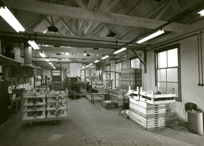 F009539 Uit het fotoalbum van de fam. Berk.Interieur van de afdeling aluminium.