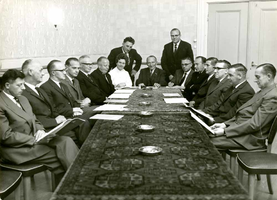 F009553 Uit het fotoalbum van de fam. Berk.Berk, van links rond de tafel naar rechts: Willem van de Berg, Gerrit Pap, ...