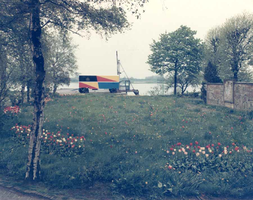 F009557 Een in de originele kleuren geschilderde Berks vrachtwagen aanhanger bij het monument op het terrein van Berk Kampen.