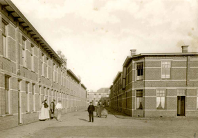 F009560 Berkshuizen in de Middenstraat, de N.V. Kamper Emaillefabrieken Berk bouwde goede woongelegenheid voor haar ...