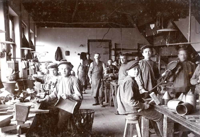 F009562 Uit het fotoalbum van de fam. Berk.Handwerkafdeling bij Berk, de jongen met het stofblik is Klaas Siebrand, die ...