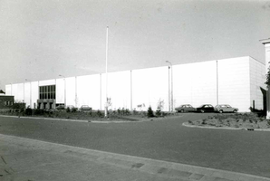 F009551 Het nieuwe magazijn gebouw op het terrein van Berk B.V. aan de Noordweg in Kampen.