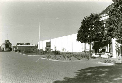 F009548 Uit het fotoalbum van de fam. Berk.Het nieuwe magazijn gebouw aan de hoofdweg op het Berk terrein, uiterst ...