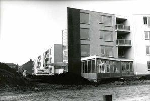 F013037 Nieuwbouw appartementencomplex voor ouderen aan de Colijnstaat op de hoek met de Schaepmanlaan.