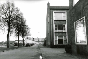 F013039 De Troelstrasingel met rechts de inmiddels afgebroken flatwoningen in de Groen van Prinstererstraat.