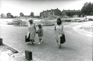 F013040 Bewoners van de Hanzewijk op de plek van de afgebroken bibliotheek die plaats moest maken voor de nieuwbouw van ...