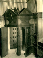 F013046 Dubbele toegangsdeuren tot de Schepenzaal in het Oude Raadhuis aan de Oudestraat, één voor de vrije man en één ...