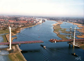 F004570 Overzichtsfoto van de Molenbrug in aanbouw.