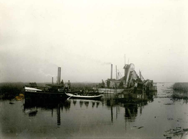 F004233 Het baggeren van de zgn. hoofdtocht i.v.m. de droogmaking van de plassen De Koekoek en het ...
