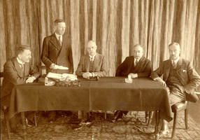 F004255 Vijf leden van het bestuur van de Nutsspaarbank in juli 1933. Opgericht 27 dec 1820.F. Walkate, voorzitterP. ...
