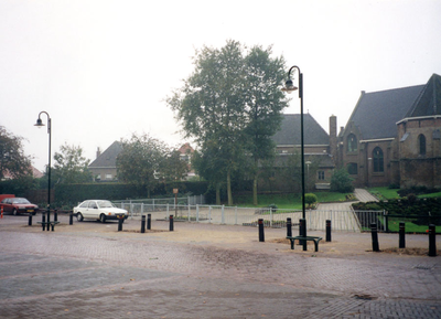 F013049 Markeresplein te IJsselmuiden na de herinrichting in 1995.
