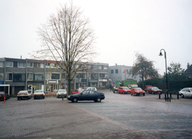 F013047 Markeresplein en Hogehuisstraat te IJsselmuiden na de herinrichting in 1995.