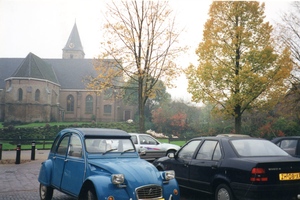 F013048 Markeresplein met de hervormde kerk te IJsselmuiden na de herinrichting in 1995.