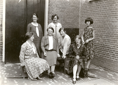 F004413 Personeel van de kleuterschool aan de Kalverhekkenweg in juli 1930, v.l.n.r. staand: 1- mej. Piersma, ...