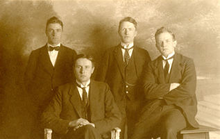 F009637 Johannes Berk, 2e van rechts (geb. 4 juli 1897) in Delft met Gerrit v.d. Wal, staand links.